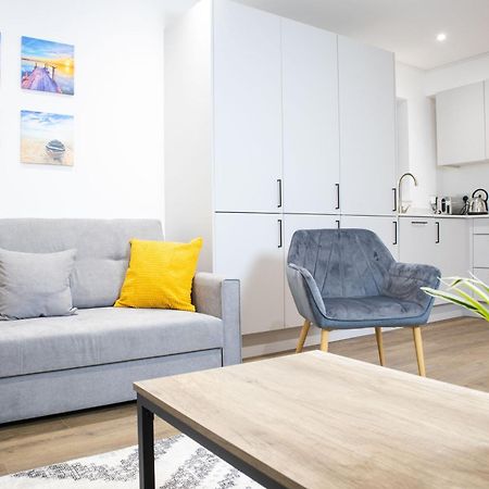 Central 2 Bed 2 Bath Apartment Near Brighton College, Beach, Hospital - Long Stay Offers Exterior foto