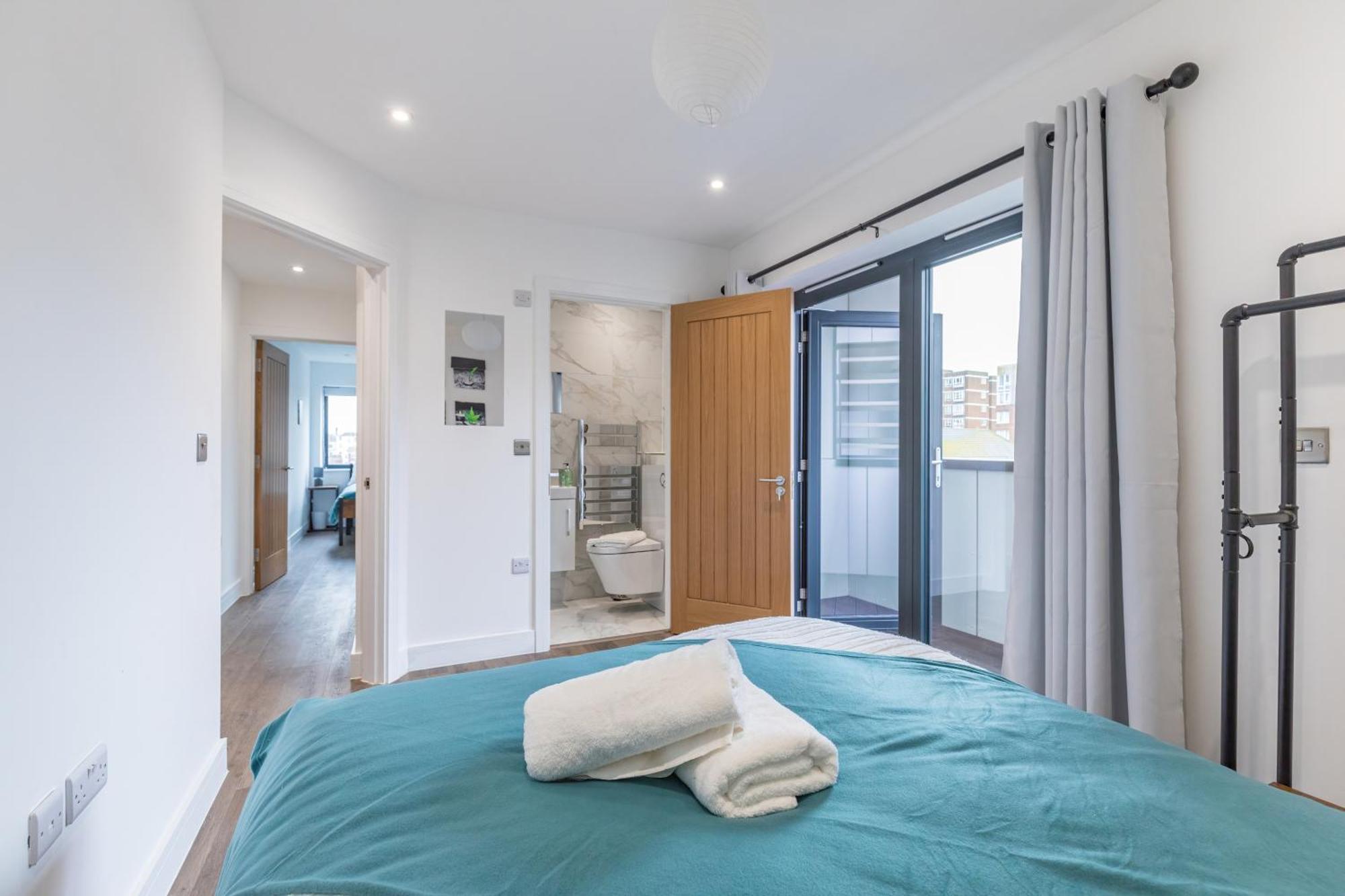 Central 2 Bed 2 Bath Apartment Near Brighton College, Beach, Hospital - Long Stay Offers Exterior foto