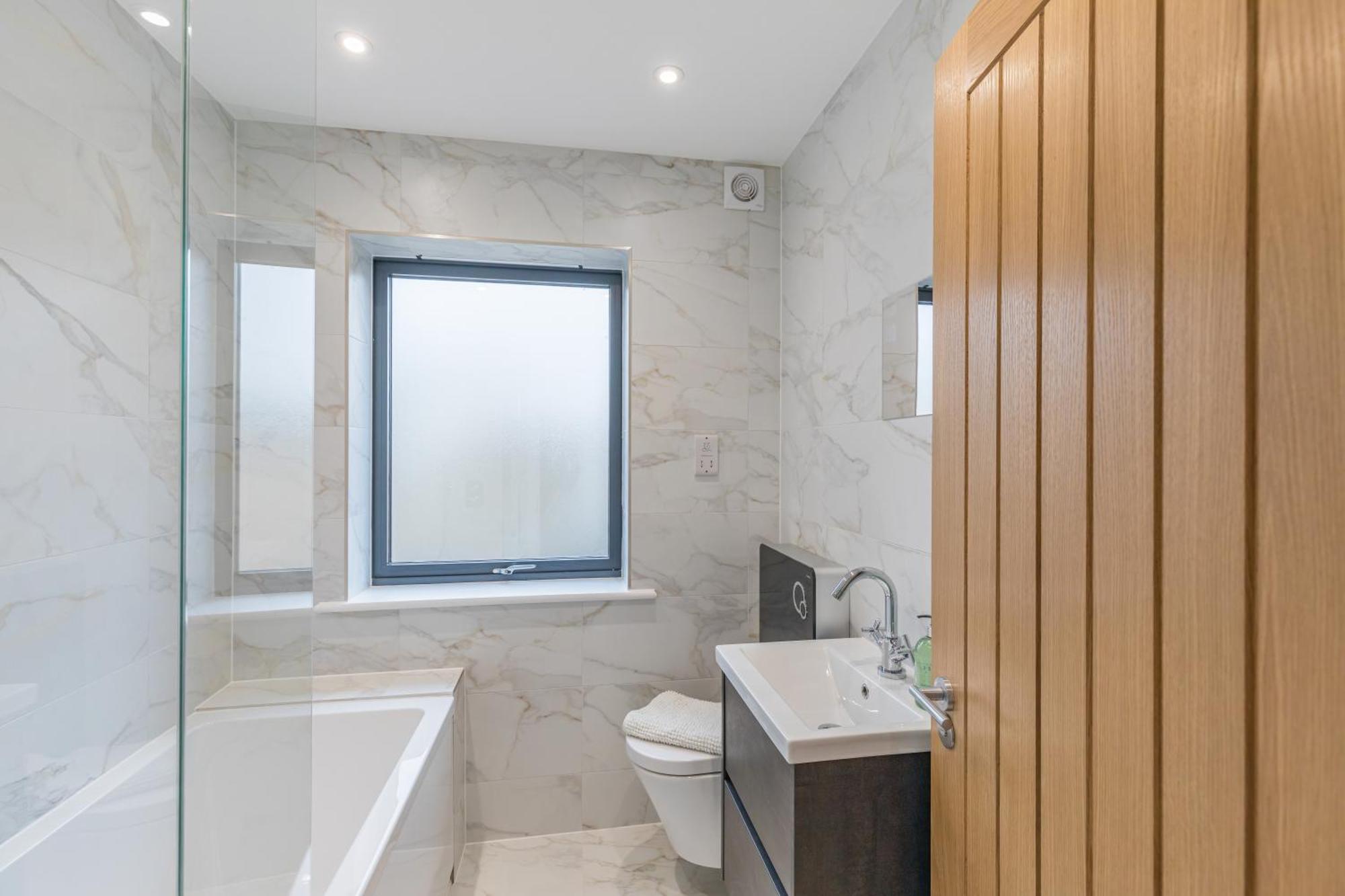 Central 2 Bed 2 Bath Apartment Near Brighton College, Beach, Hospital - Long Stay Offers Exterior foto
